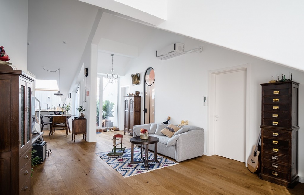 木地板裝修效果圖頂樓不規(guī)則“爛戶(hù)型”，改造后房北歐極簡(jiǎn)設(shè)計(jì)圖片賞析