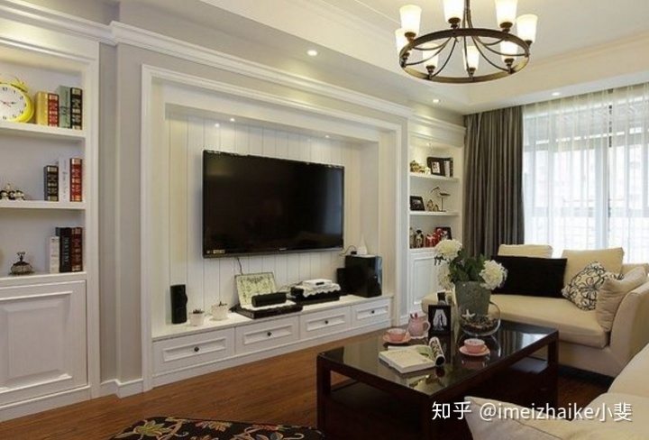 電視墻怎么裝修？別再裝過時的壁紙瓷磚了，聰明人都用這種材料