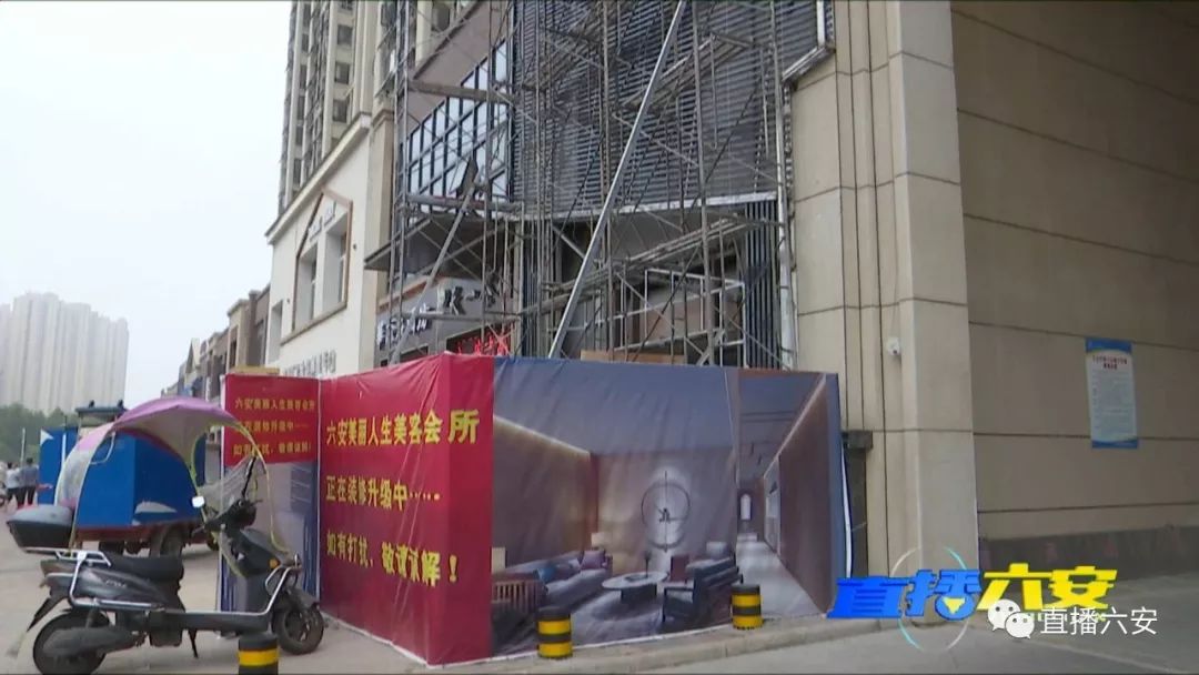 店鋪裝修小區(qū)大門變“陰陽臉”，效果圖也“變臉”，店主卻稱審批過！