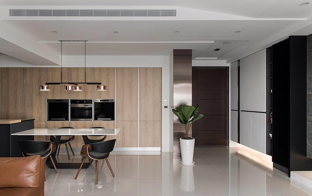 現代簡約風裝修，客廳光線明亮，衣帽間設計很特別，看一眼就喜歡