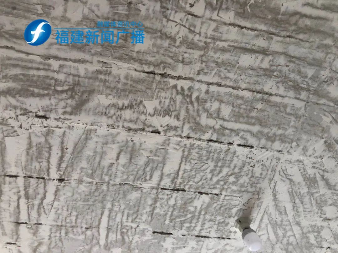 新房裝修，天花板白灰鏟掉后，福州業(yè)主震驚了…【新聞三劍客】