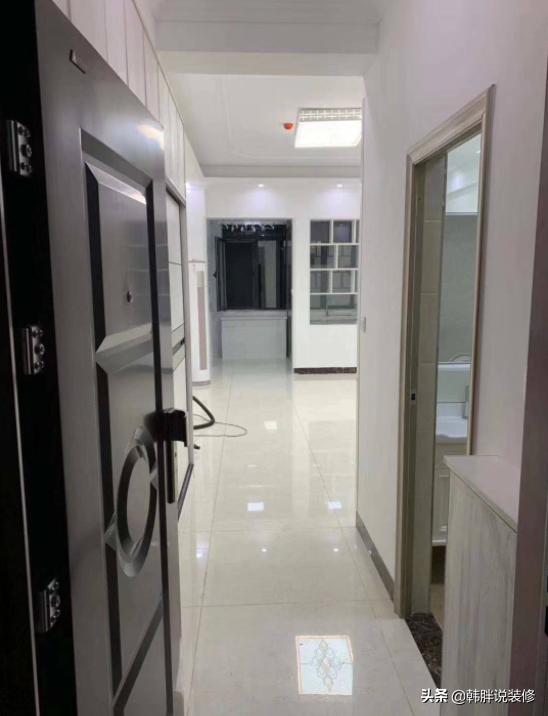 30㎡緊湊小蝸居，把一半陽臺改造成廚房，再也不用擔心油煙到處飛