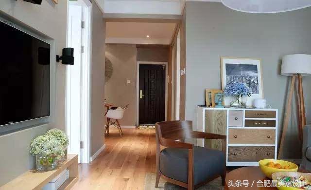 現(xiàn)代簡約的新家裝修的很漂亮，臥室的衣柜旁邊打了書桌，非常實用