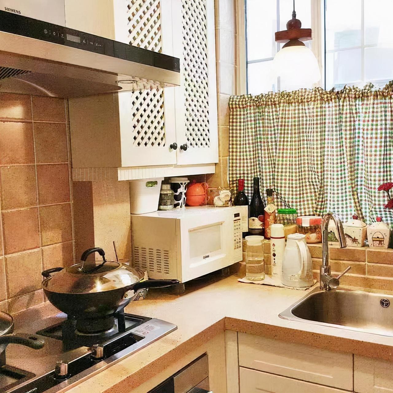 老實話說，廚房吊柜底部往下加35cm，雙倍收納，從此做飯用得舒服