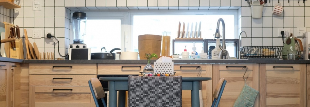 餐廳櫥柜裝修效果圖原木與灰綠撞色，一張方桌讓廚房潮流混搭廚房設(shè)計圖片賞析