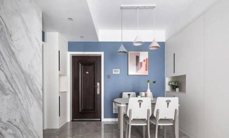 80平兩室，大理石電視墻質感十足，餐邊柜、衣柜這樣裝，經(jīng)典實用