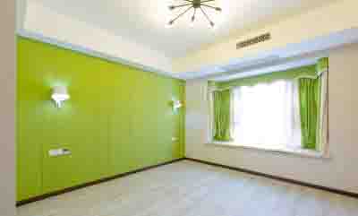 淺灰白色木地板配深紅胡桃木色踢腳線帖圖 客廳綠色軟包電視背景墻設計圖片