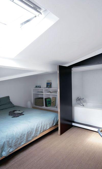 蝸居閣樓只能想辦法，斜墻上裝壁櫥式浴缸不浪費1㎡，看著卻心酸