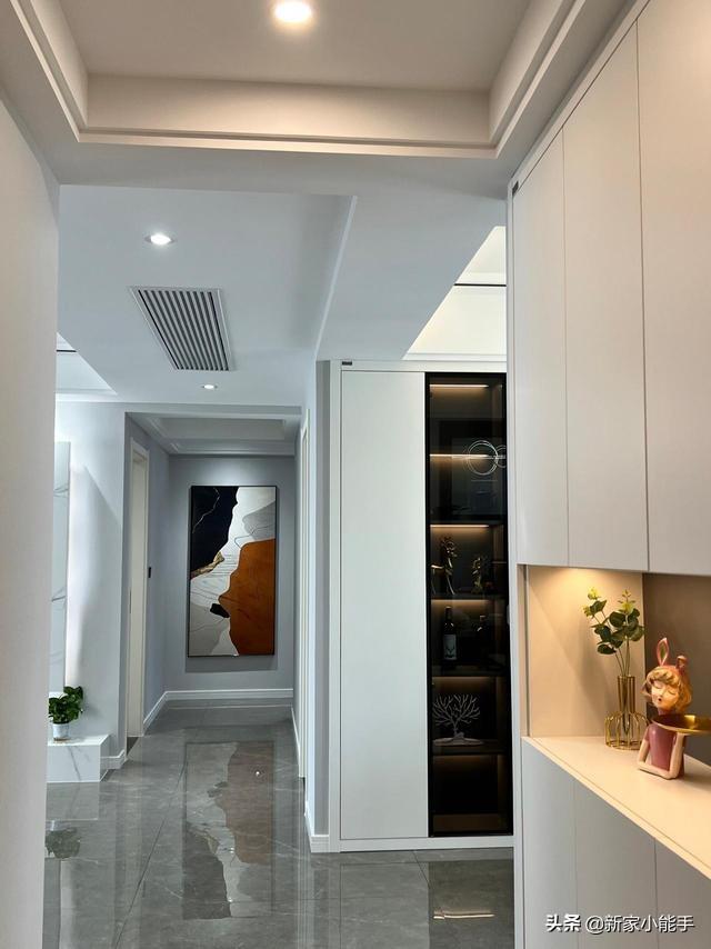 新房裝修完工，全屋定制柜子很喜歡，懸空電視墻顯得很大氣