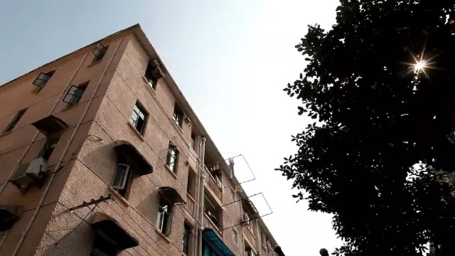 38㎡老房極限改成3室2廳，設(shè)計師還把衣帽間、咖啡吧、家庭影院一股腦塞進(jìn)去了！