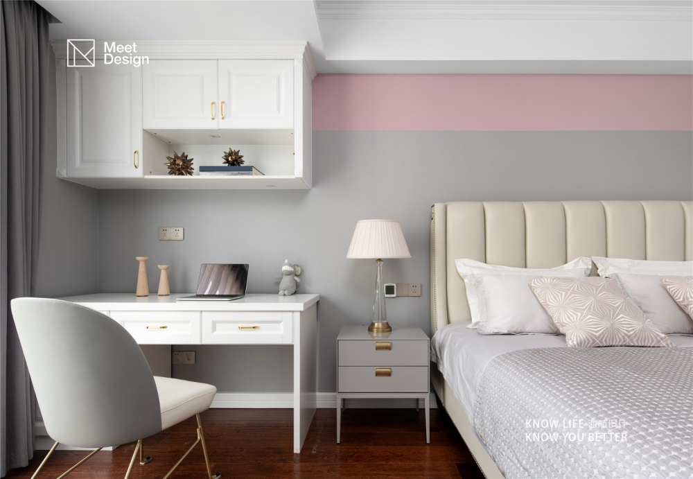 臥室床頭柜3裝修效果圖優(yōu)雅歐式，帶你探秘融化在奶油里歐式豪華臥室設(shè)計圖片賞析