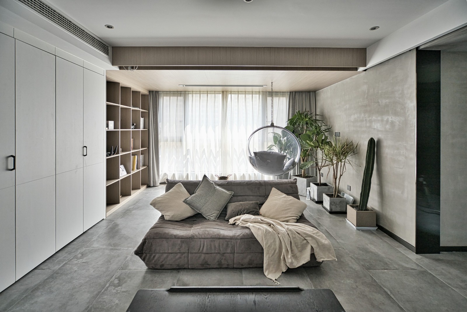 客廳沙發(fā)裝修效果圖水泥灰極簡風，像極了一個純凈而潮流混搭客廳設計圖片賞析