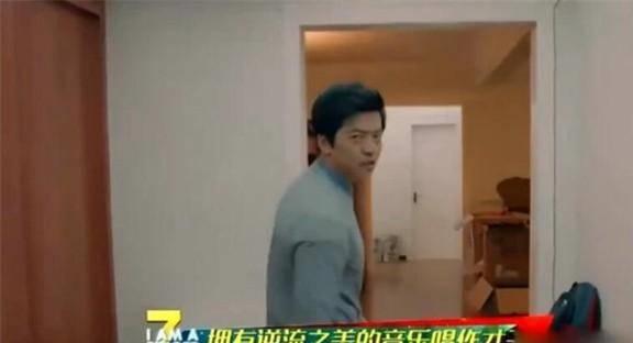 參觀清華才子李健的家，裝修樸素不追求豪華，客廳只放一個(gè)大書柜