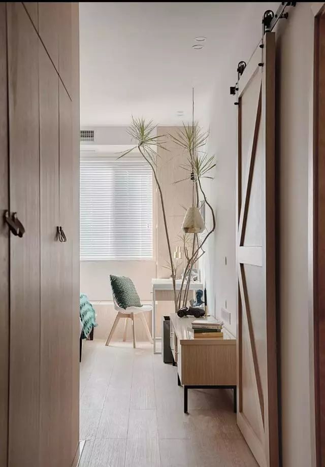 35平的小戶型公寓，客臥廚衛(wèi)都有，還塞下了一堆衣服