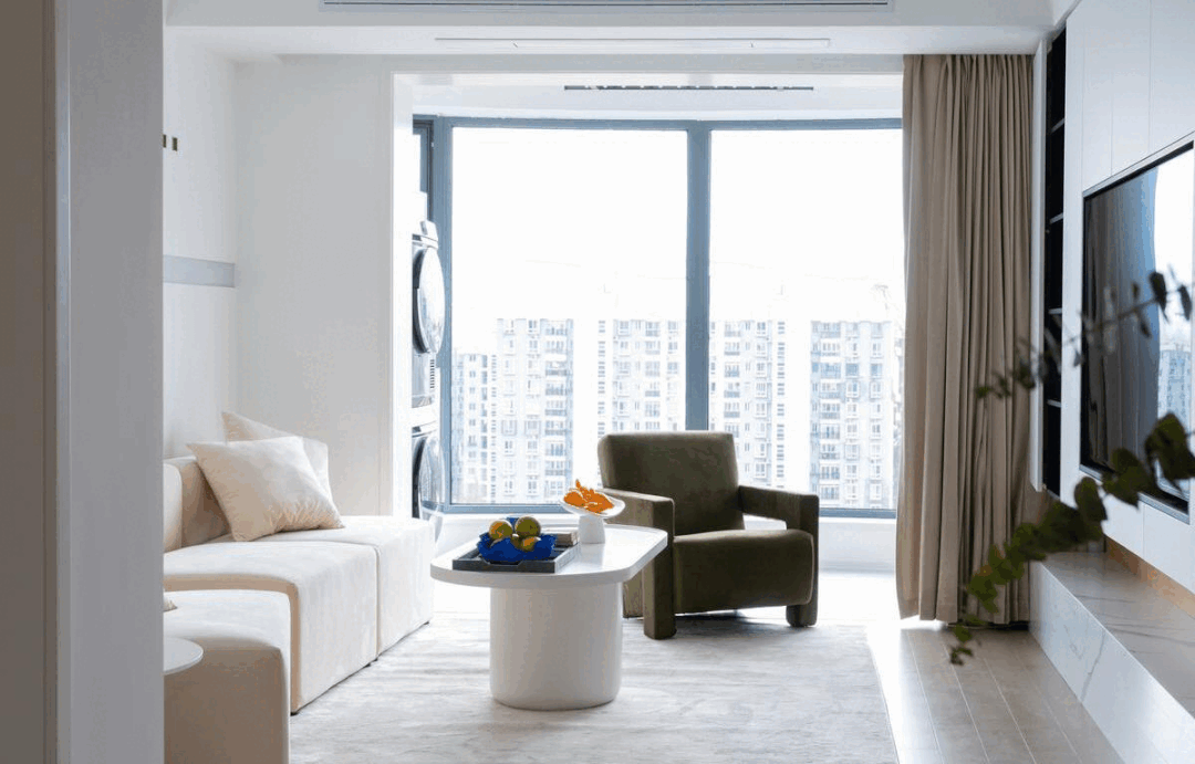 94㎡小兩居，用克萊因萊作跳色，空間既溫馨舒適又有亮點(diǎn)