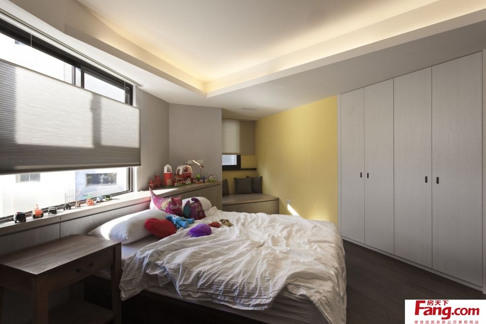 她家現(xiàn)代輕奢風，簡約大方又高級，尤其是客廳，比樣板房還漂亮