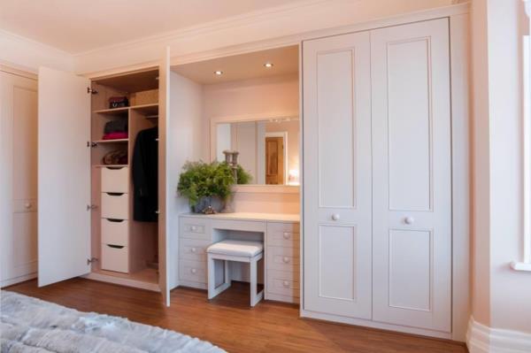 三亞裝修公司：小戶型房子裝修，臥室墻上挖三個壁櫥！