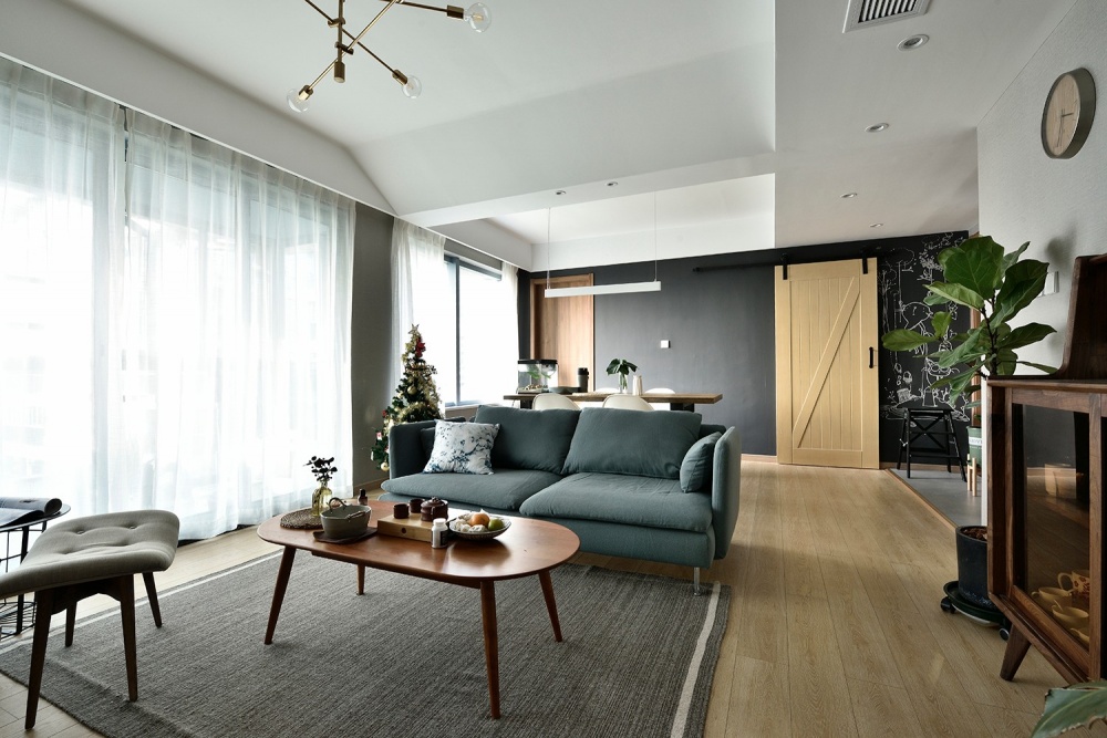 客廳窗簾裝修效果圖這個(gè)陽(yáng)臺(tái)太強(qiáng)大，兼顧養(yǎng)花、擼貓北歐極簡(jiǎn)客廳設(shè)計(jì)圖片賞析