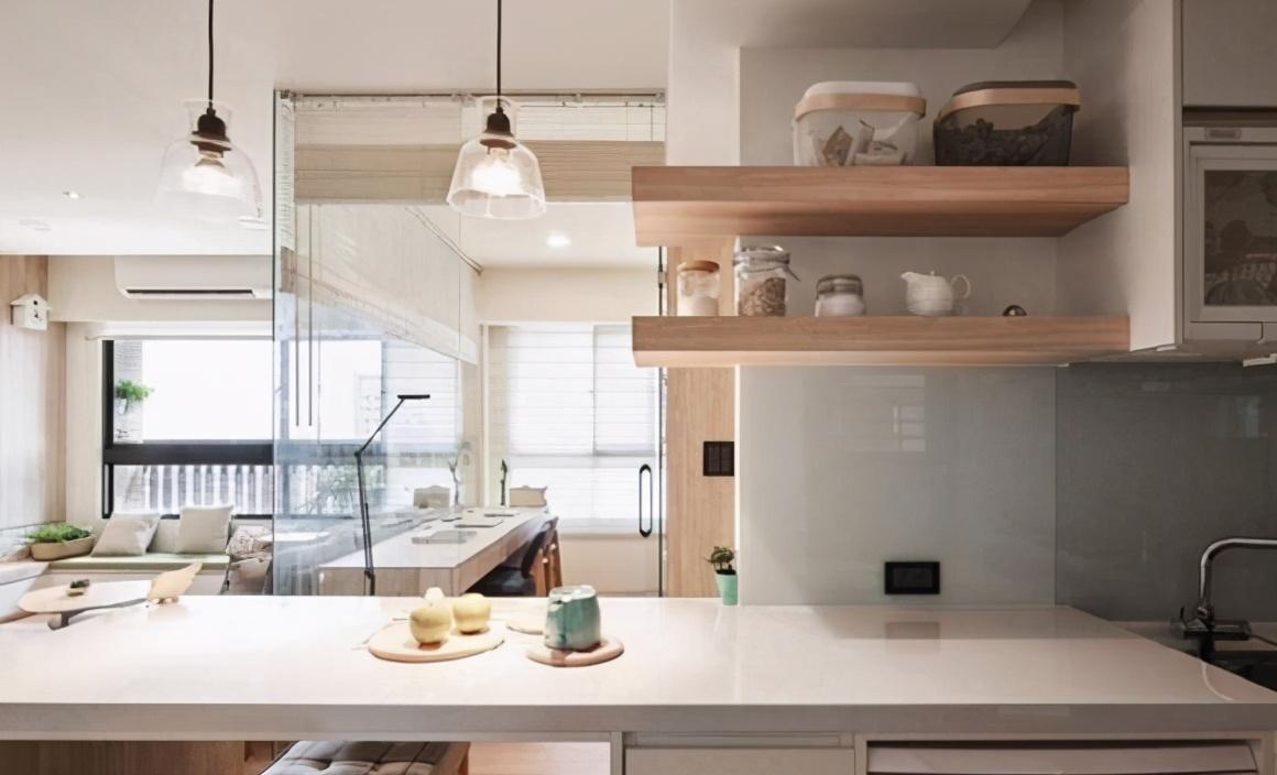 用玻璃墻隔出書房，開放式廚房，原木色設計的小家特別溫馨