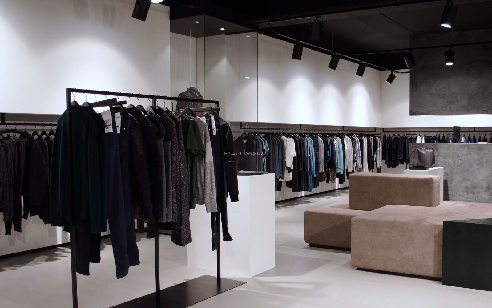 (服裝店裝修圖簡(jiǎn)約現(xiàn)代)小型服裝店怎么裝修，時(shí)裝店裝修效果圖